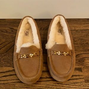 NWOB Tan Ugg Slippers- with gorgeous details!